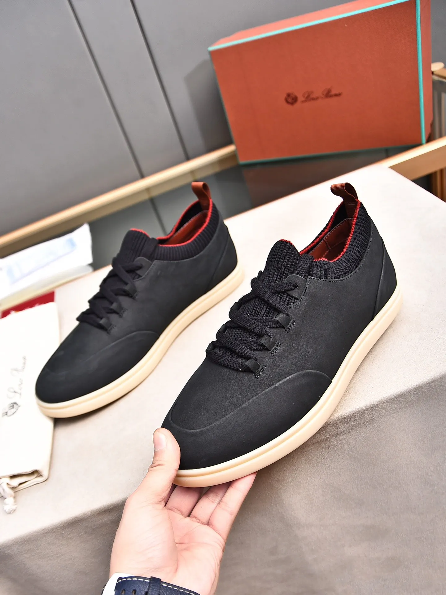Men's Men's Shoes 💰500 LP's new product Loro Pian* 诺yo* Pianya Soho Walk These casual shoes and loafers are made of first-layer small nubuck cowhide. The texture is light, soft and comfortable. The mouth and tongue are decorated with high-density two-color knitting. The heel is decorated with a Kummel-colored original webbing pull-loop, which presents a unique three-dimensional effect. The unique version narrows slightly in the middle, and is decorated with details of the same material as shoelace eyelets. The original open-molded lightweight TPU rubber sole and spikes enhance traction and stability, and are full of modern aesthetic functional details. The rear is equipped with a cushion pad to enhance wearing comfort. It is sold in a complete package at the counter and is available in multiple colors!  Standard counter code number: 38～44# (45 customized)